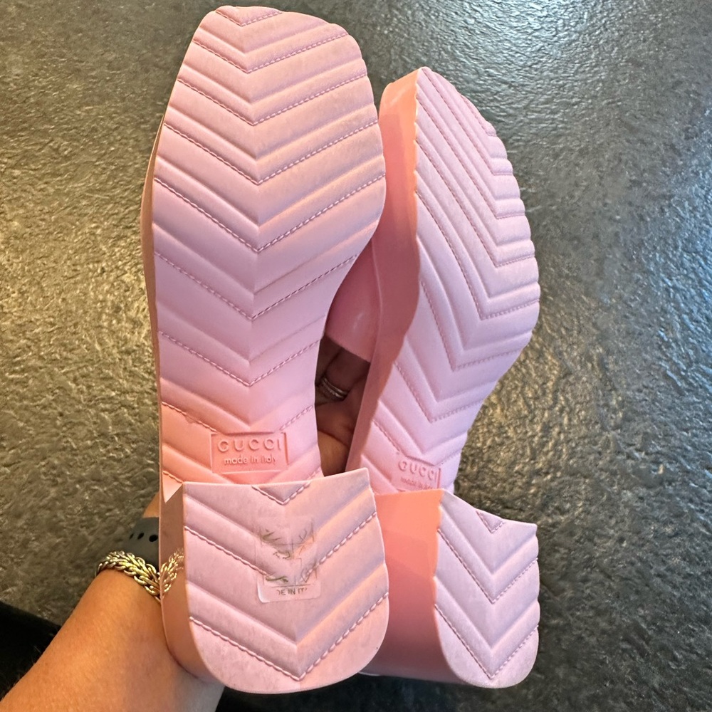 Gucci Logo Rubber Platform Slide Sandals
Pink rubber size 40
Worn 1x inside only - Picture 4 of 9